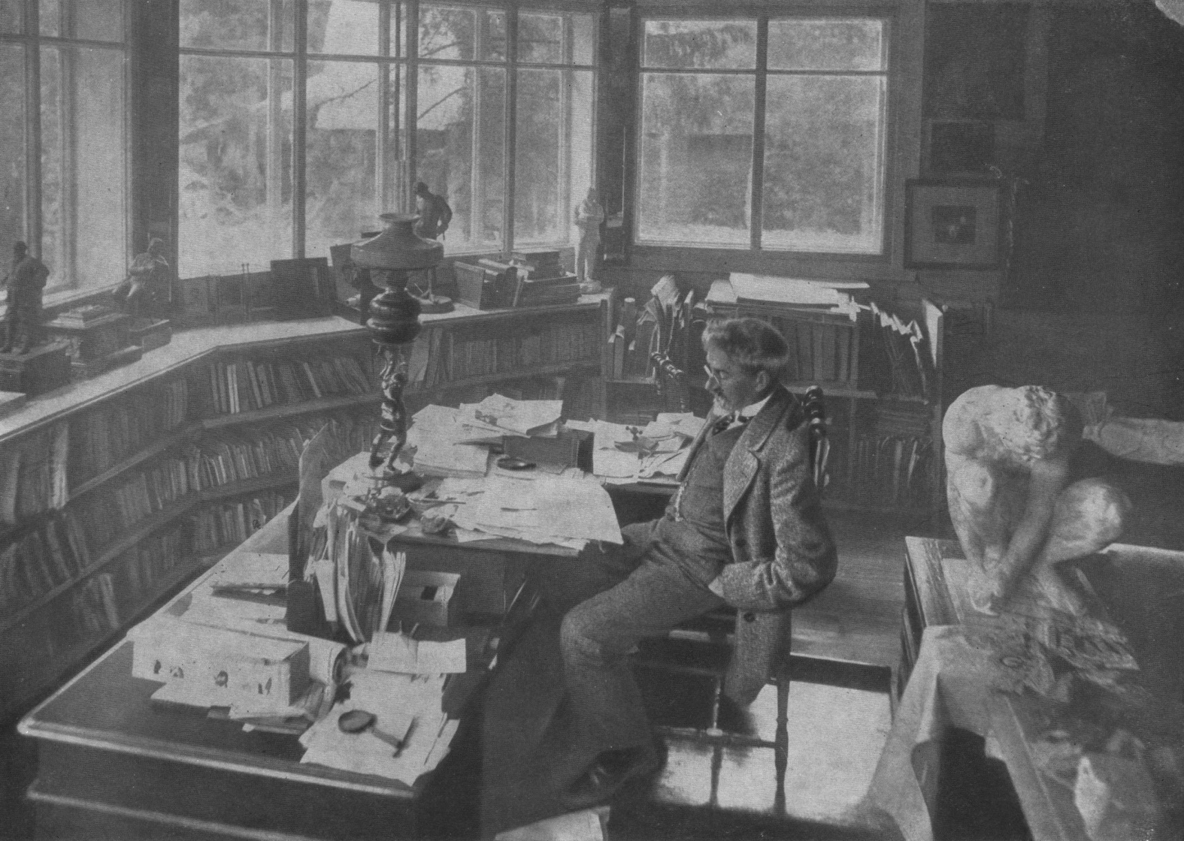 И.Е. Репин за работой в своем кабинете в «Пенатах». 1916