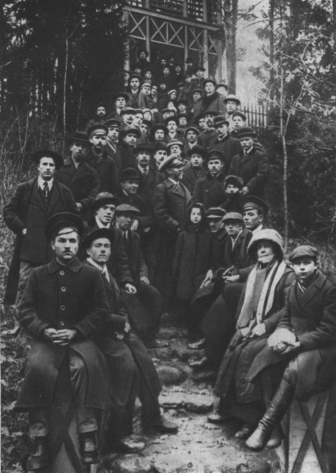 Группа петербургских рабочих в «Пенатах». 1913