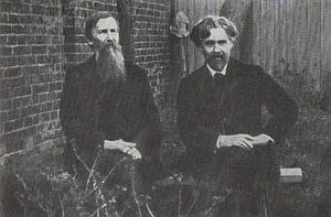 В.М. Васнецов и В.И. Суриков в саду дома. 1908