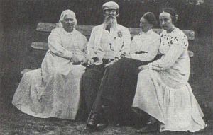 В.М. Васнецов с женой и дочерьми