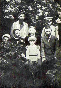 В.М. Васнецов с братьями Аполлинарием, Александром, Аркадием и детьми